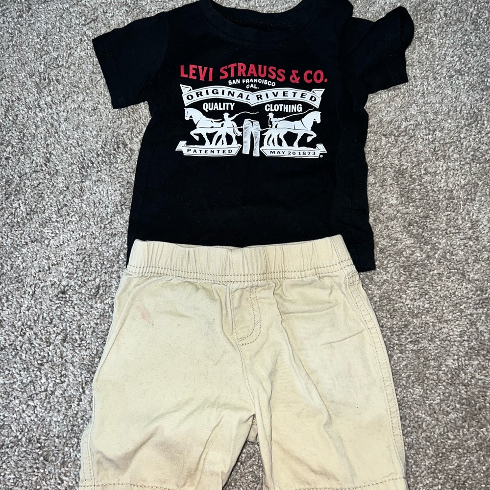 Like new 18M Levi’s Short set